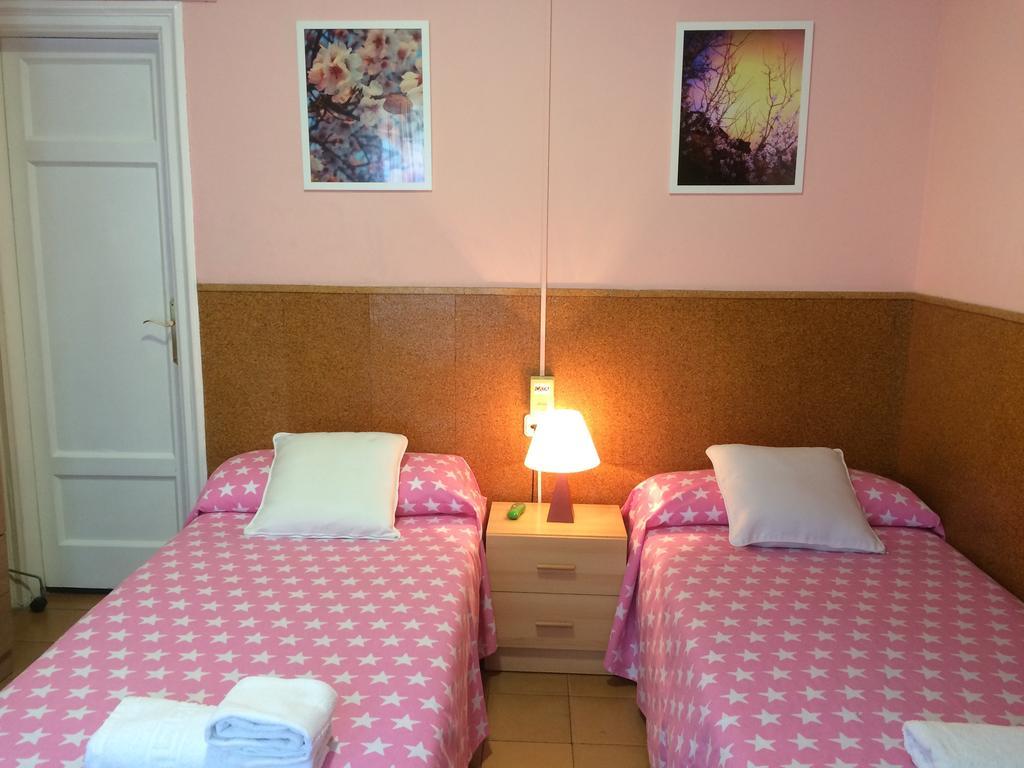 Hostal Valls Barcelona Exterior photo