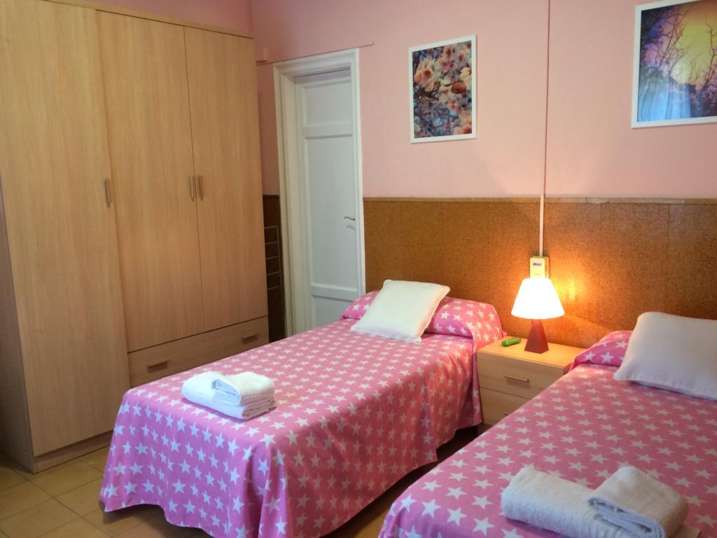 Hostal Valls Barcelona Exterior photo