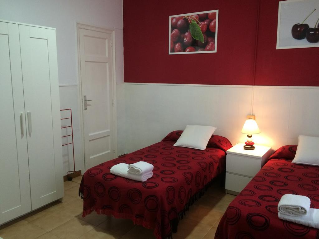 Hostal Valls Barcelona Room photo
